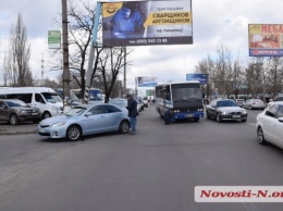 Возле Центрального автовокзала столкнулись автомобиль и маршрутка