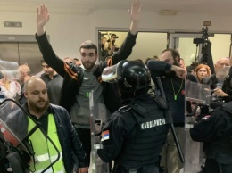 В Белграде протестующие прорвали кордоны полиции и обложили резиденцию президента. Фото