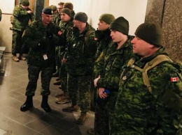 Канада продлит пребывание военных инструкторов в Украине - Reuters