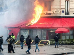 "Желтые жилеты" разгромили в Париже любимый ресторан Шарля Азнавура