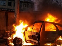 В Киеве иномарка влетела в столб и тут же сгорела ФОТО