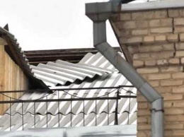 С крыши девятиэтажки в Запорожье ветром сорвало металлические конструкции