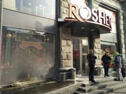 В центре Киева подожгли магазин "Рошен"