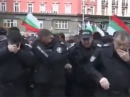 Болгарские полицейские обезвредили слезоточивым газом самих себя вместо протестующих