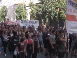 Забросали коктейлями Молотова: в Афинах произошли стычки студентов с полицией