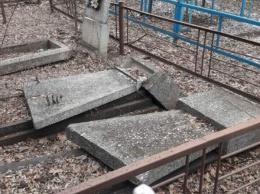 В Кривом Роге вандалы устроили погром на городском кладбище