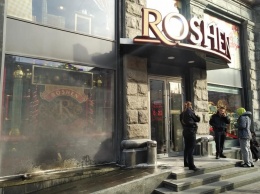 Бросили "коктейль Молотова": в центре Киева подожгли магазин Roshen