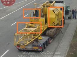 В Киеве грузовик попробовал проехать под мостом на Дарнице, который оказался недостаточно высоким