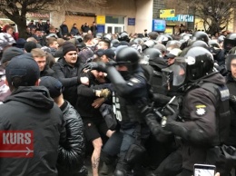 В Ивано-Франковске перед митингом Порошенко произошли столкновения между "Нацдружинами" и полицией