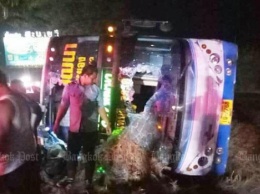 В Таиланде перевернулся пассажирский автобус, пострадали более 30 человек