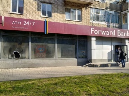 Во Львове бросили бутылку с зажигательной смесью в отделение Forward Bank