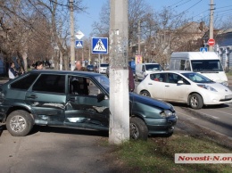 Авария в центре Николаева: «ВАЗ» чудом не сбил пешехода на тротуаре