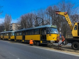 В Днепре на проспекте Ивана Мазепы трамвай № 15 сошел с рельсов: движение электротранспорта заблокировано