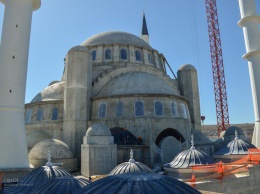 Строители устанавливают мраморные алемы в форме тюльпана на купола Соборной мечети в Симферополе