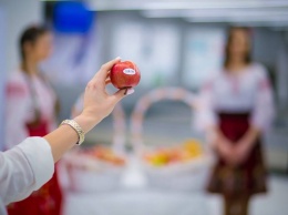 В аэропорту Кишинева пассажирам начали раздавать яблоки