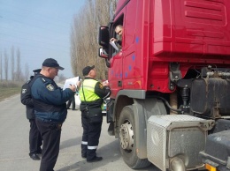 Укртрансбезопасность поймала в Очакове 7 перевозчиков песка без разрешительных документов, да еще и с перегрузом
