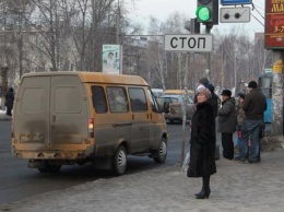 «Гаишники берут наличными»: В Омске водители маршруток согласны нарушать ПДД при оплате «мимо кассы»