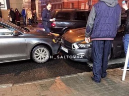 "Приехал из ниоткуда". В центре Харькова произошла курьезная авария с элитной иномаркой (фото, видео)