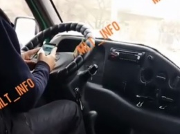 В сети показали водителя маршрутки, который во время движения играет на телефоне и не держит руль (ВИДЕО)