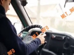 Мелитопольский маршрутчик увлеченно играл на смартфоне во время движения (видео)
