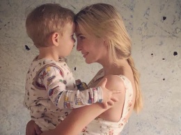 В пижамах и с фаст-фудом: Иванка Трамп умилила снимком с маленьким сыном