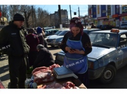 "Сворачиваемся", - торговцы на стихийном рынке прятались от инспекторов (фото)