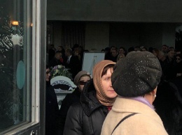 На похоронах Юлии Началовой обсуждают загадочные причины ее смерти. Репортаж, фото