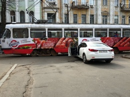 В Днепре столкнулись Mazda и травмай: движение электротранспорта заблокировано