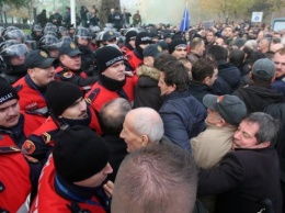 В Албании продолжаются многотысячные протесты с требованием отставки правительства