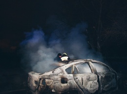 Пожар в Днепре: сотрудники ГСЧС тушили автомобили BMW