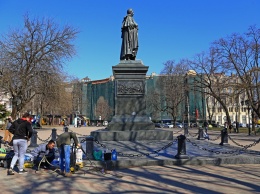 Начата реставрация памятника Воронцову: с него смоют рисунки вандалов и заделают трещину