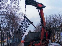 Почему в центре Днепра на аллее исчезло ограждение