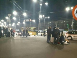Считал деньги за проезд: в Киеве маршрутка снесла троих пешеходов (ФОТО)