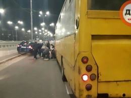 Жуткое ДТП в Киеве: водитель маршрутки сбил трех сестер на "зебре" (видео)