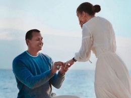 Дженнифер Лопес впервые прокомментировала помолвку с Алексом Родригесом