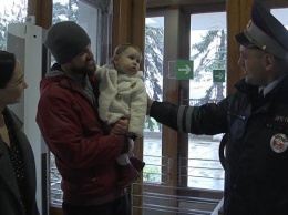 Помощники в погонах: в Крыму инспекторы ДПС спасли на улице 11-месячную девочку