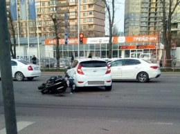В Краснодаре водитель автомобиля нарушил ПДД и сломал руку мотоциклисту