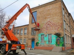 На детском интернате в Киеве начали делать сказочный мурал. Фото