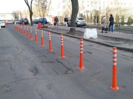 Не припаркуешься: в Киеве по улице Смоленской установили ограничители