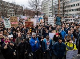 Жители Германии вышли на акции за "спасение интернета"
