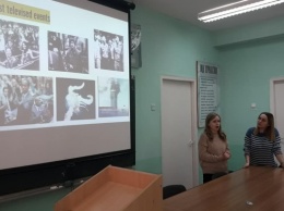 Волонтер Корпуса мира читает лекции херсонским студентам