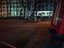 На проспекте Шевченко BMW врезался в столб: машину разорвало, погибли люди