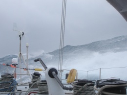 Федор Конюхов пережил 12-бальный шторм на весельной лодке в океане
