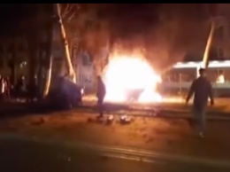 В Одессе BMW X6 въехал в столб и загорелся - погибли два человека. ВИДЕО