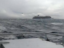 Потерпевший аварию норвежский лайнер возобновил движение (обновлено)