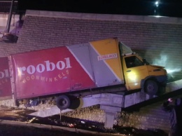 Погоня за пьяным: В Одессе водитель фуры залетел на конструкцию моста и застрял