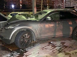 В Туапсе водитель Infiniti протаранил пять припаркованных автомобилей