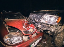 В Киеве пьяный водитель вылетел на обочину и смял два авто