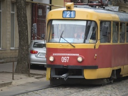 В Краснодаре легковушка вылетела на рельсы и заблокировала движение трамваев