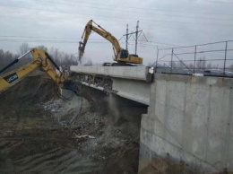 В Киеве начали демонтаж моста к скандальной стройке на Осокорках